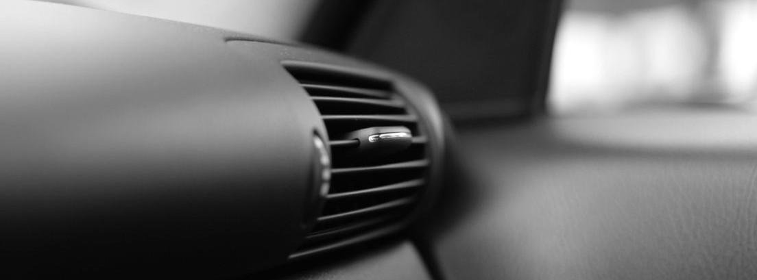 Comprobación de la temperatura del aire que sale por las rejillas del carro usado