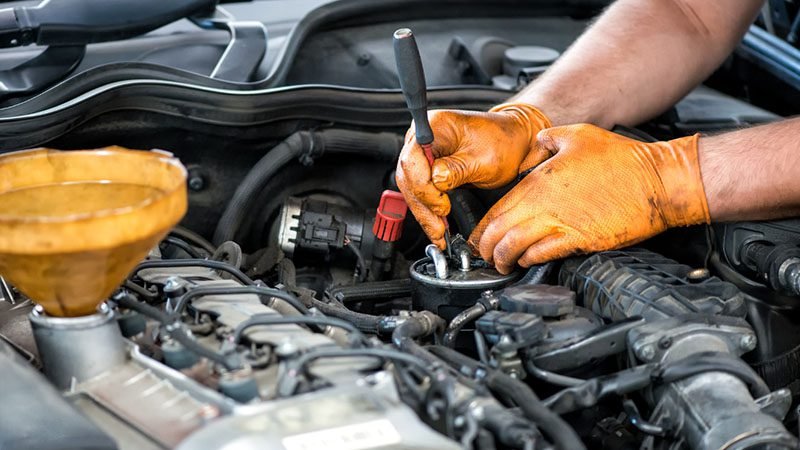 Revisión del motor de un carro de alto kilometraje durante un peritaje