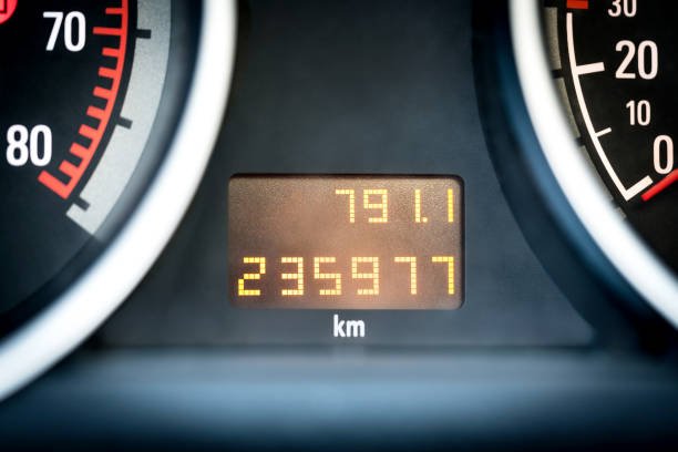 Odómetro de un carro marcando más de 100.000 kilómetros en el tablero