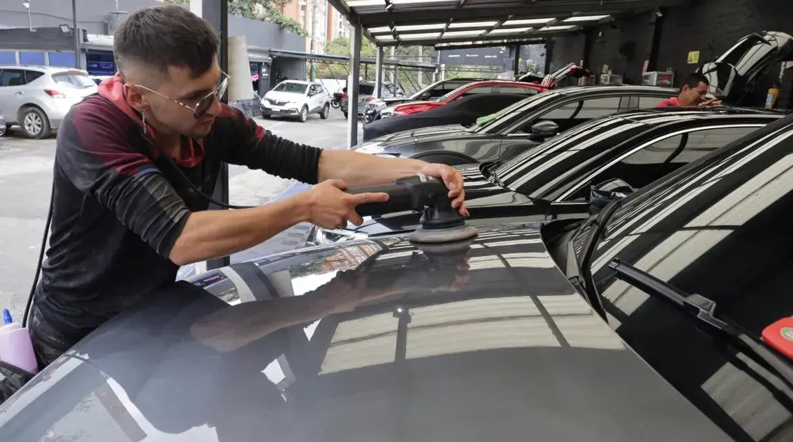 Carro limpio y detallado listo para tomar las fotos de venta para consignación virtual