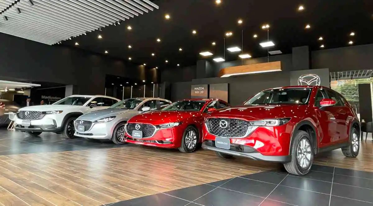 Carros usados en un concesionario que retienen bien su valor comercial