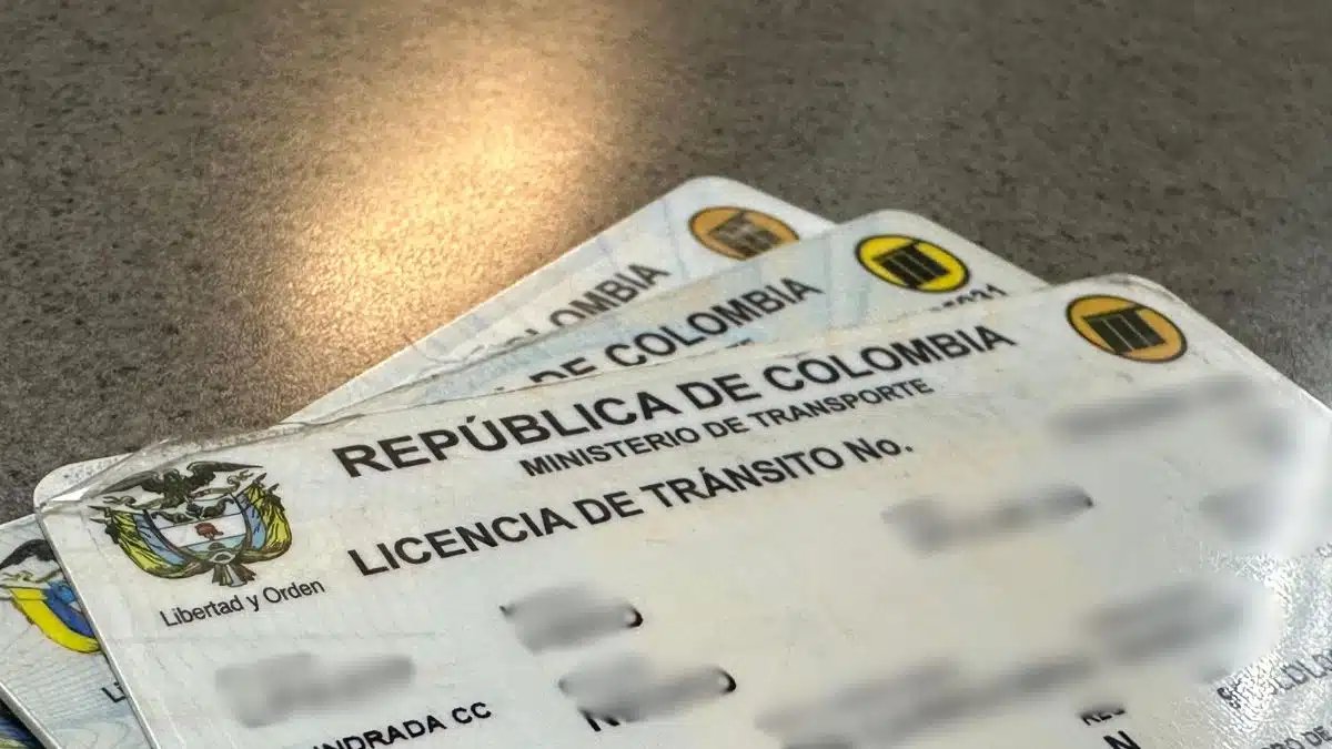 Tarjeta de propiedad de vehículo con anotación de prenda a favor de banco visible en el reverso
