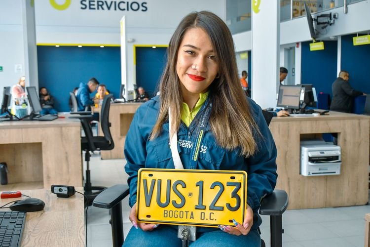 Notaría en Colombia autenticando firmas de contrato de compraventa de vehículo entre vendedor y comprador