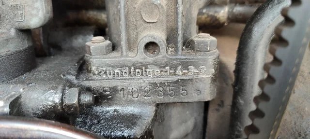Número de motor grabado en el bloque de un carro mostrando profundidad y espaciado original de fábrica