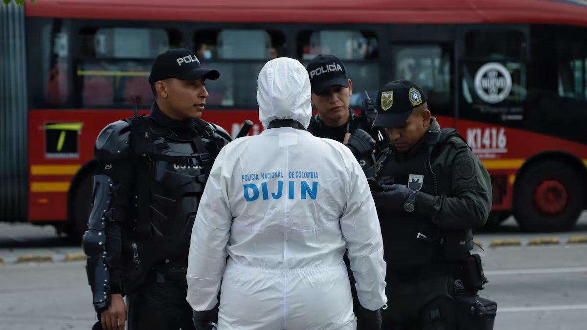 Aplicación de reactivo químico Dijín sobre serial de chasis de carro para verificar adulteración
