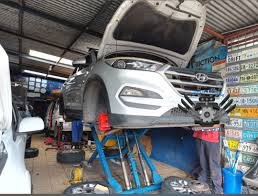 Revisión de los bajos de una Hyundai Tucson usada en busca de fugas y golpes