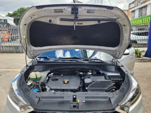 Revisión del motor de una Hyundai Tucson usada durante un peritaje