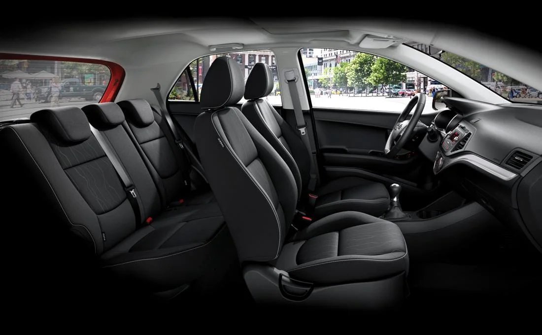 Interior de un Kia Picanto usado mostrando tablero, volante y consola