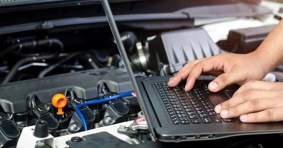 Pantalla de escáner OBD2 profesional mostrando lectura de kilometraje en ECU, TCU, BCM y ABS de un carro