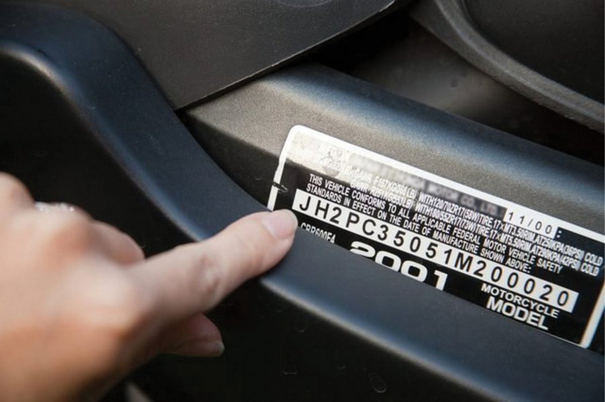 Verificación del VIN de un carro importado para confirmar que coincide con los documentos de importación