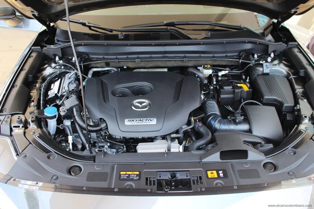 Revisión del motor SkyActiv de una Mazda CX-5 usada durante un peritaje