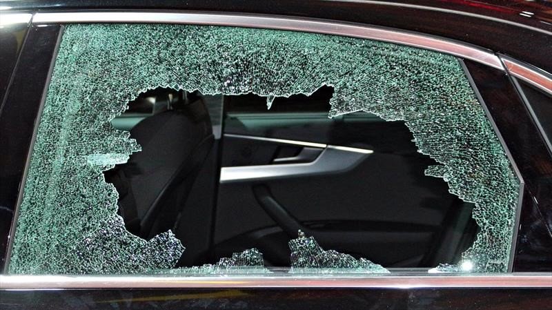 Tarjeta de propiedad de carro con anotaciones legales de salvamento y pérdida total recuperada