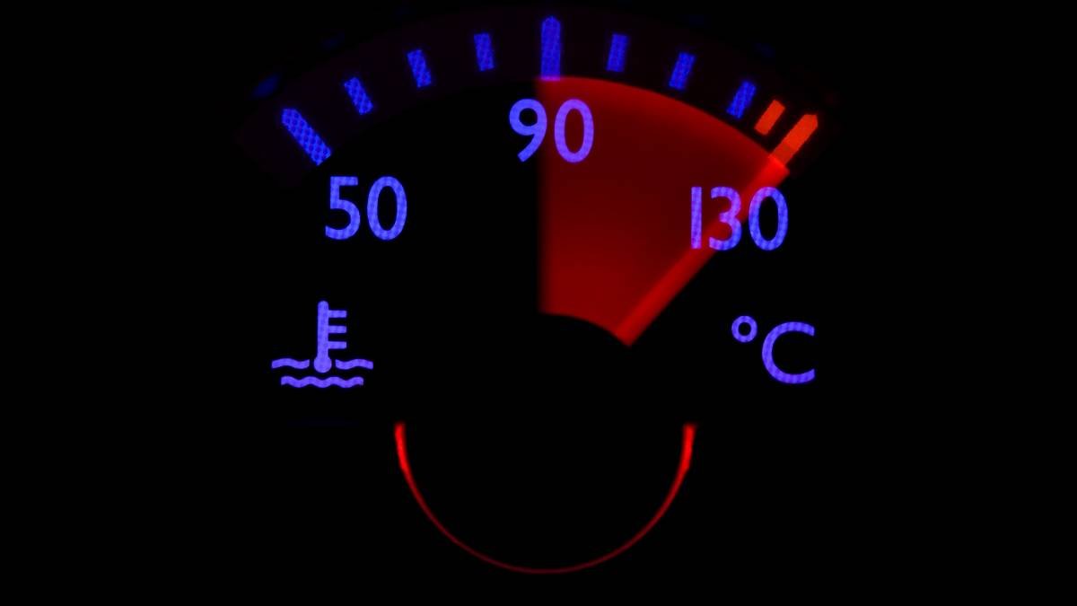 Indicador de temperatura del motor en el tablero durante la prueba de ruta de un peritaje