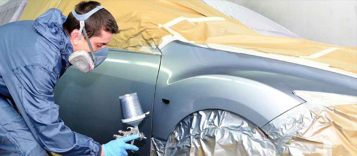 Carro chocado siendo reparado en taller de latonería y pintura
