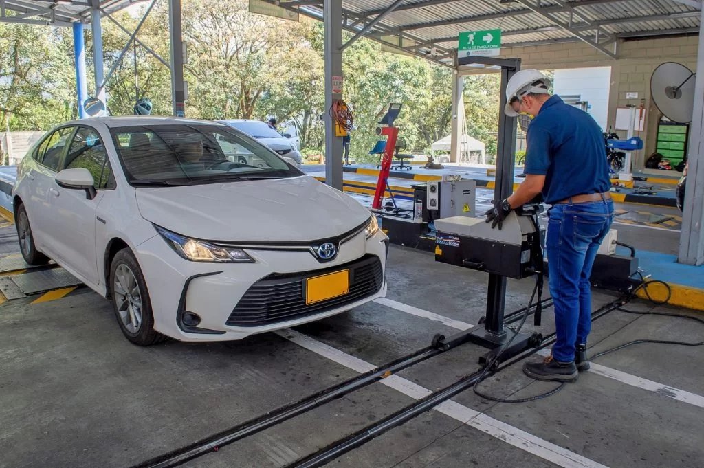 Prueba de frenos en el frenómetro de un CDA durante la revisión tecnomecánica en Colombia