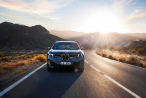 BMW iX3 50 xDrive, primer modelo de producción de la plataforma Neue Klasse, rodando al atardecer