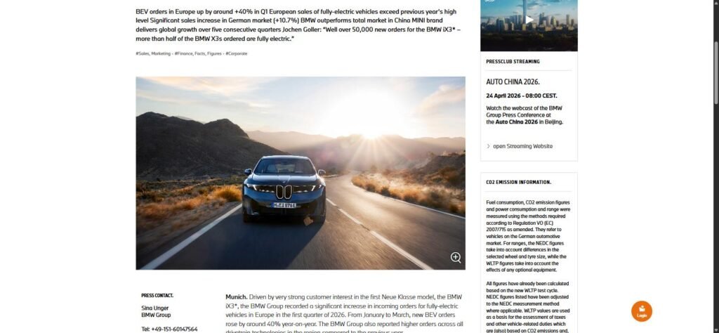 BMW iX3 Neue Klasse azul en carretera con montañas al fondo, al amanecer