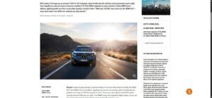 BMW iX3 Neue Klasse azul en carretera con montañas al fondo, al amanecer