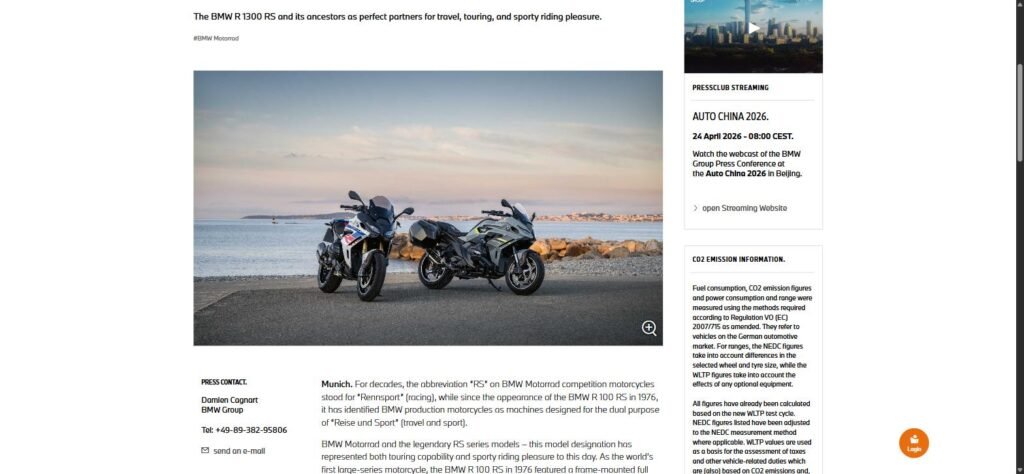 Dos motocicletas BMW Motorrad RS en aniversario de 50 años, junto al mar