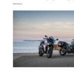 Dos motocicletas BMW Motorrad RS en aniversario de 50 años, junto al mar
