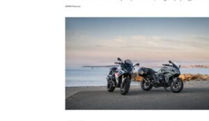 Dos motocicletas BMW Motorrad RS en aniversario de 50 años, junto al mar