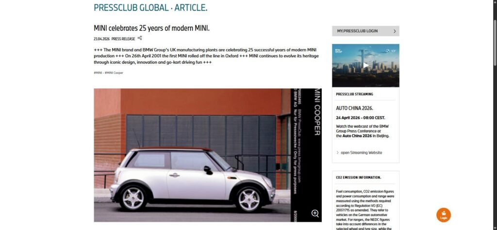 MINI Cooper plateado con techo rojo, primer modelo moderno producido en Oxford en 2001