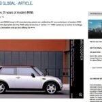 MINI Cooper plateado con techo rojo, primer modelo moderno producido en Oxford en 2001