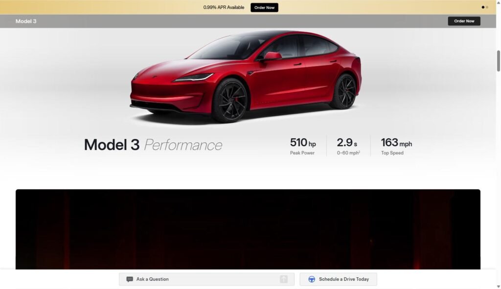 Tesla Model 3 Performance 2026 en color Ultra Red sobre pista, con nuevas llantas forjadas